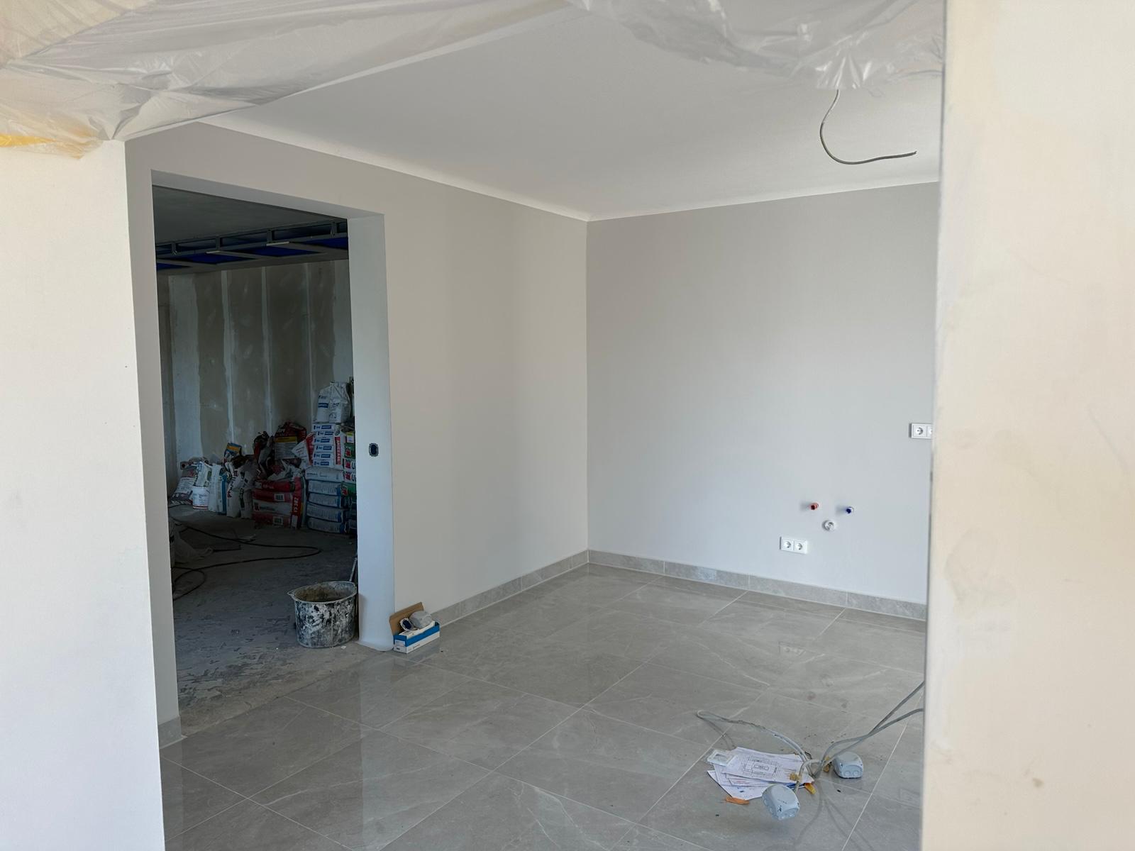Fertig verlegter heller Fliesenboden