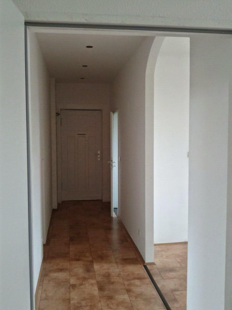 Fertig gestrichener Flur mit Fliesenboden