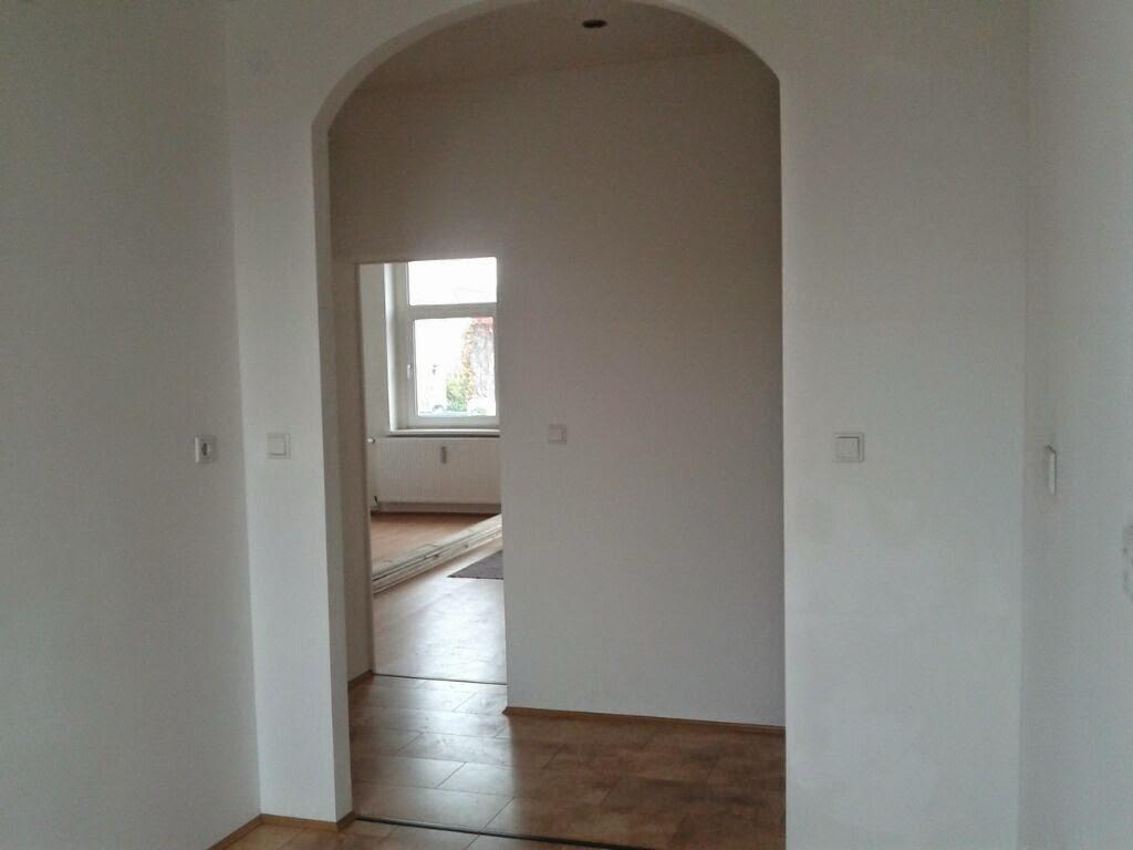Fertig gestrichener Durchgang mit Bogen