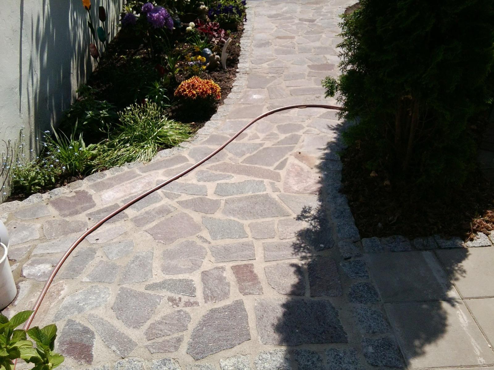 Natursteinweg im Garten