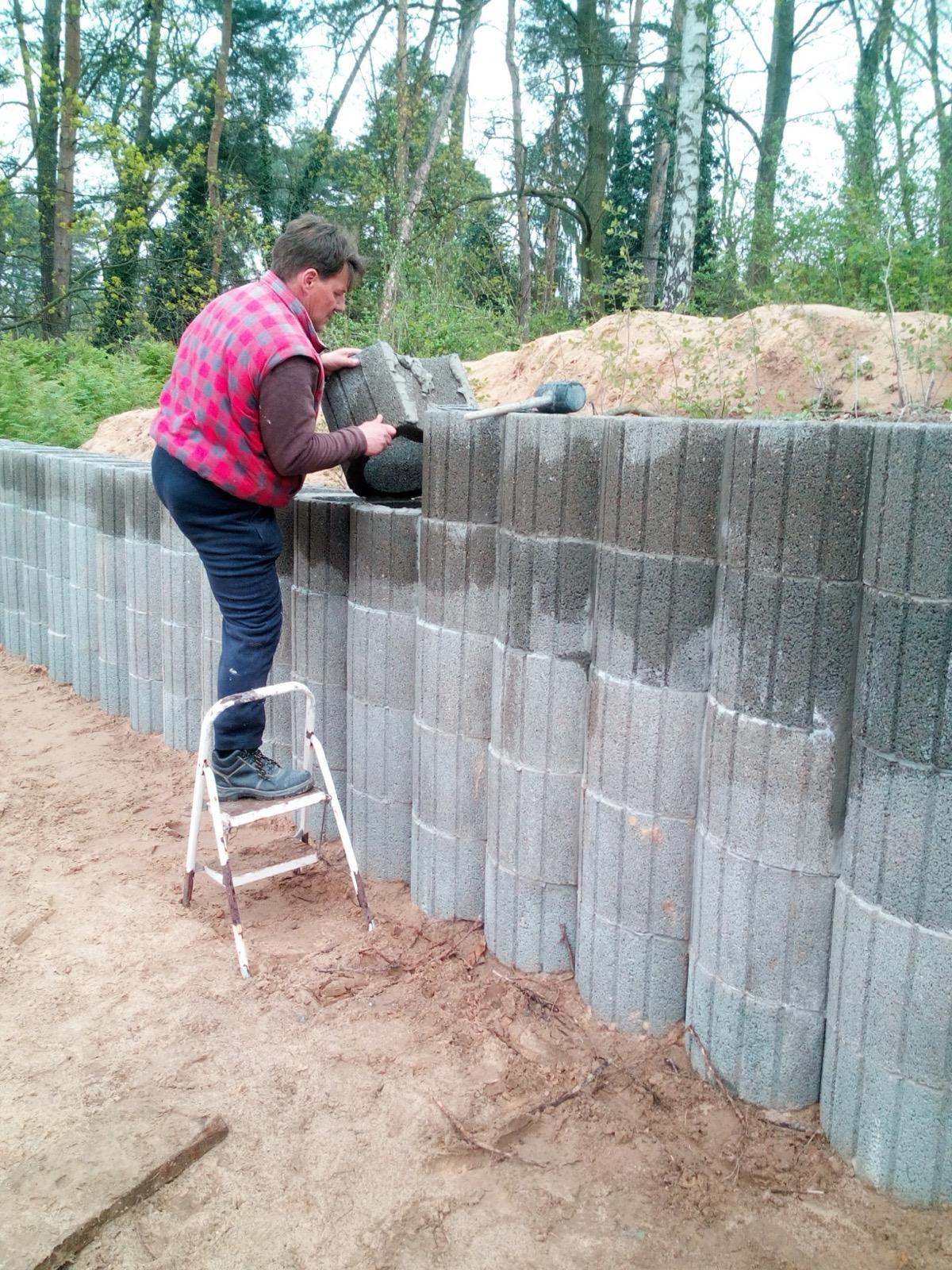 Uwe Knorr beim Bau einer Natursteinmauer