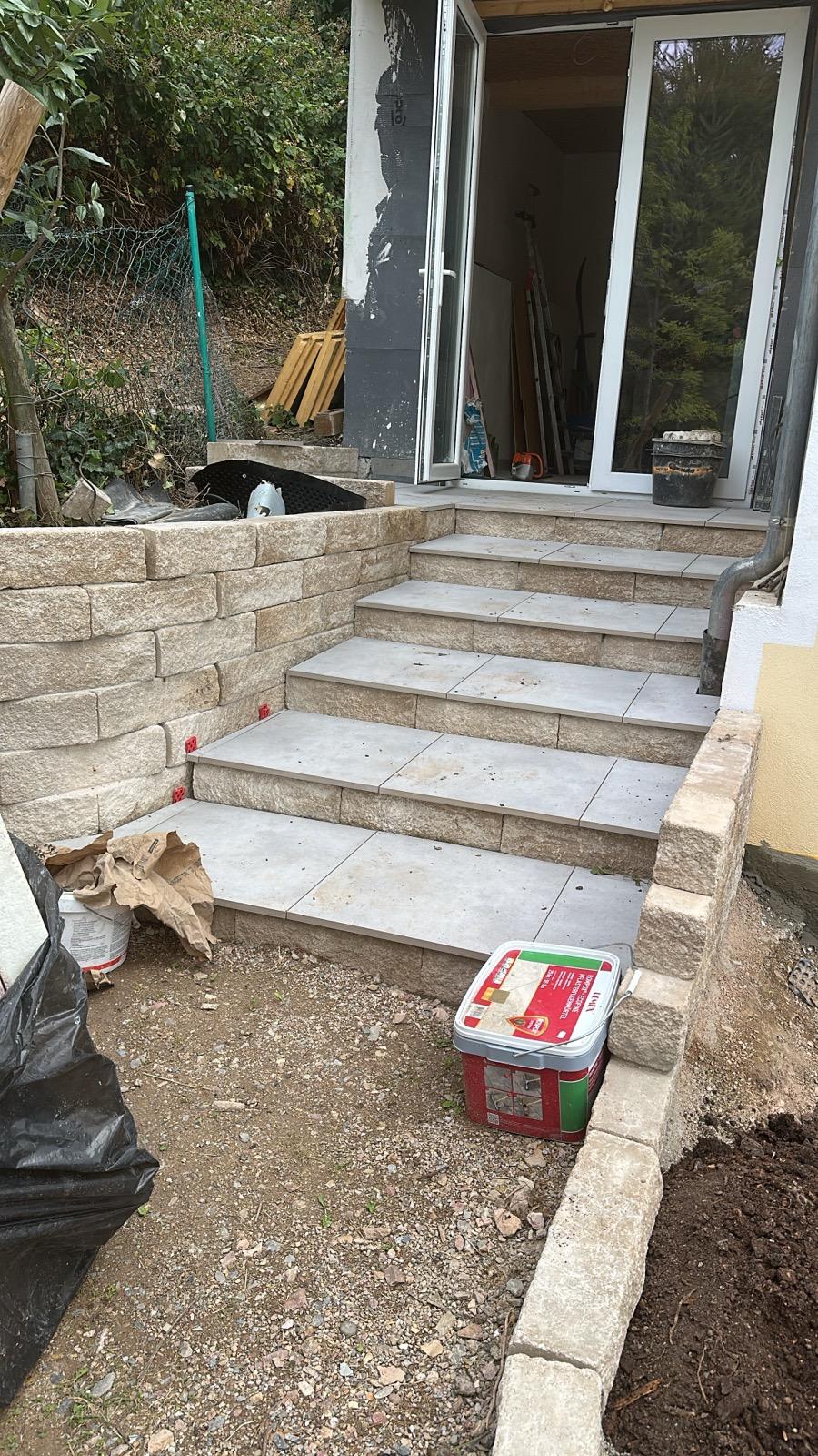 Neue Natursteintreppe mit Sandsteinmauerwerk